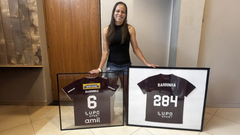 Lateral-esquerda Barrinha se aposenta do futebol aos 37 anos