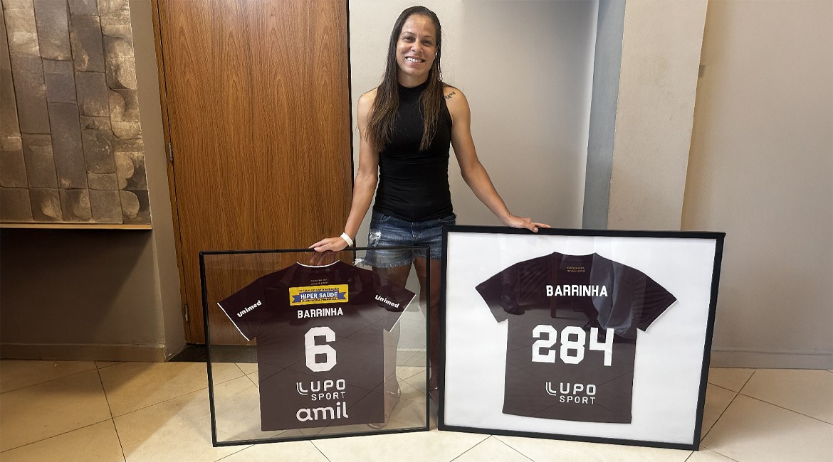 Lateral-esquerda Barrinha se aposenta do futebol aos 37 anos