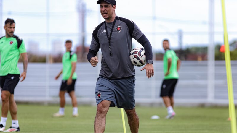 Bernardo Franco aponta evolução coletiva e mira força máxima do Botafogo-PB na estreia no Estadual