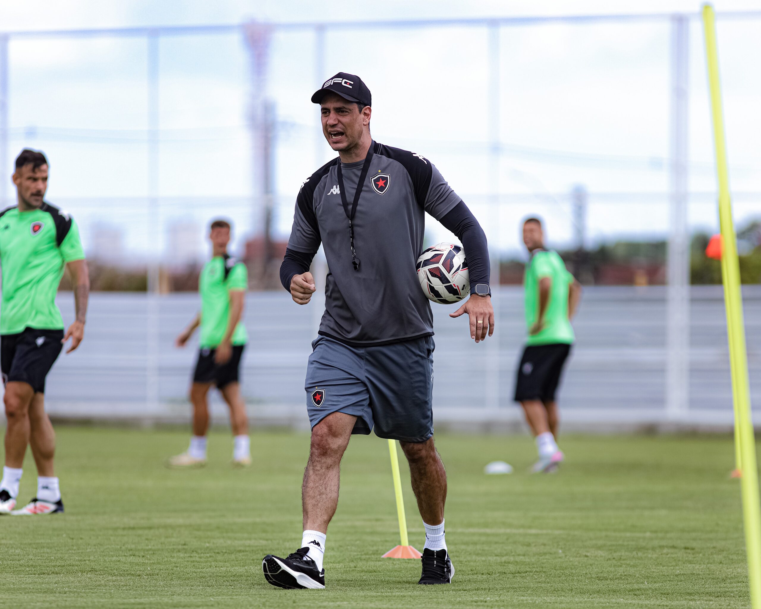 Bernardo Franco aponta evolução coletiva e mira força máxima do Botafogo-PB na estreia no Estadual