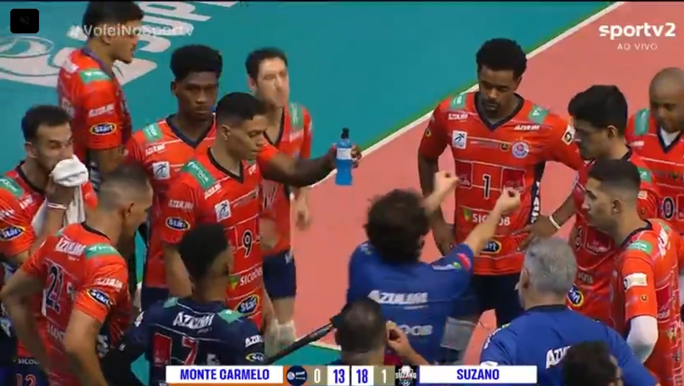 Técnico fica “pistola” e dá bronca em jogadores do Monte Carmelo na Superliga masculina; veja vídeo