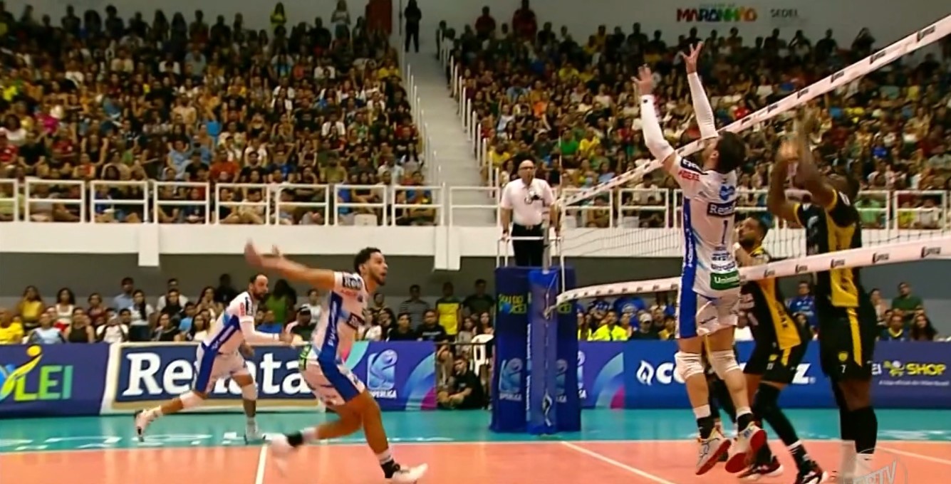 Bruninho dá largadinha de costas e faz lindo ponto para o Campinas; veja vídeo