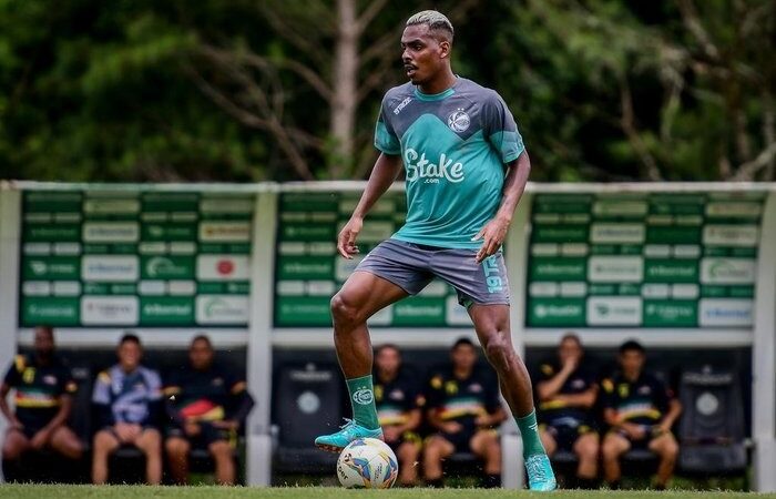 Vitória anuncia a contratação de Caíque Gonçalves