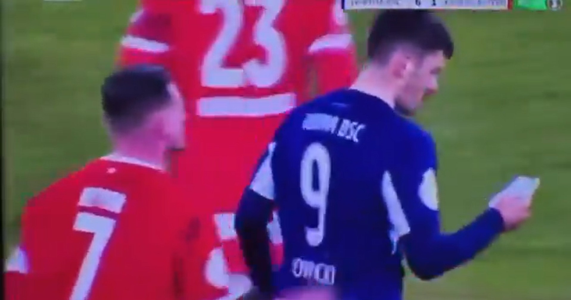 Jogador “rouba” bilhete das mãos de rival em goleada na Copa da Alemanha; veja vídeo