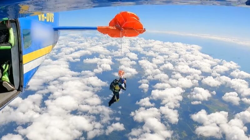 VÍDEO: Paraquedista fica preso em asa de avião na Austrália após ativar paraquedas acidentalmente