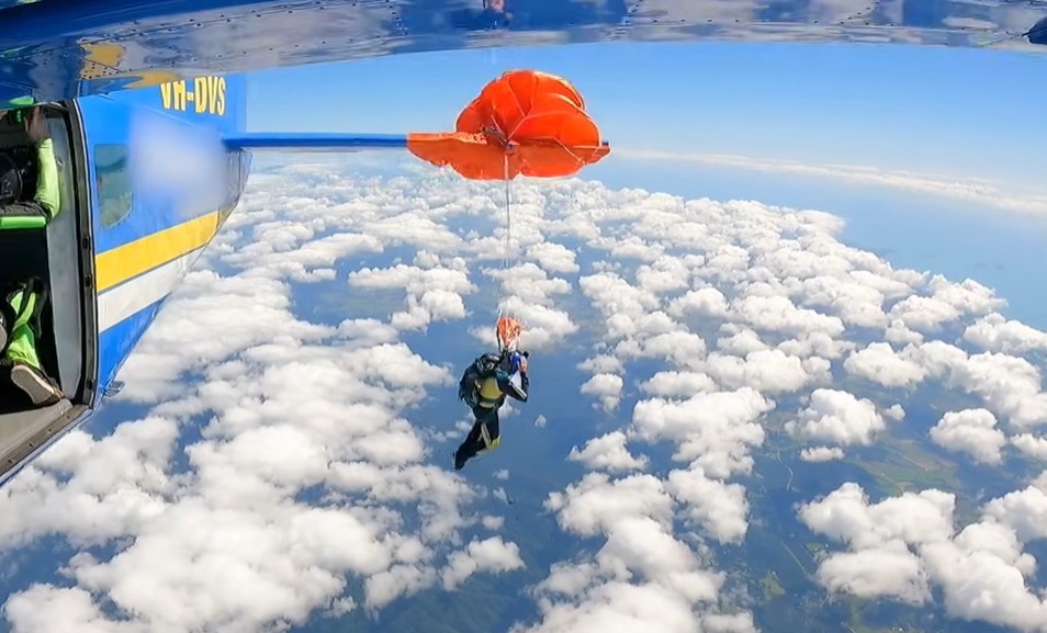 VÍDEO: Paraquedista fica preso em asa de avião na Austrália após ativar paraquedas acidentalmente