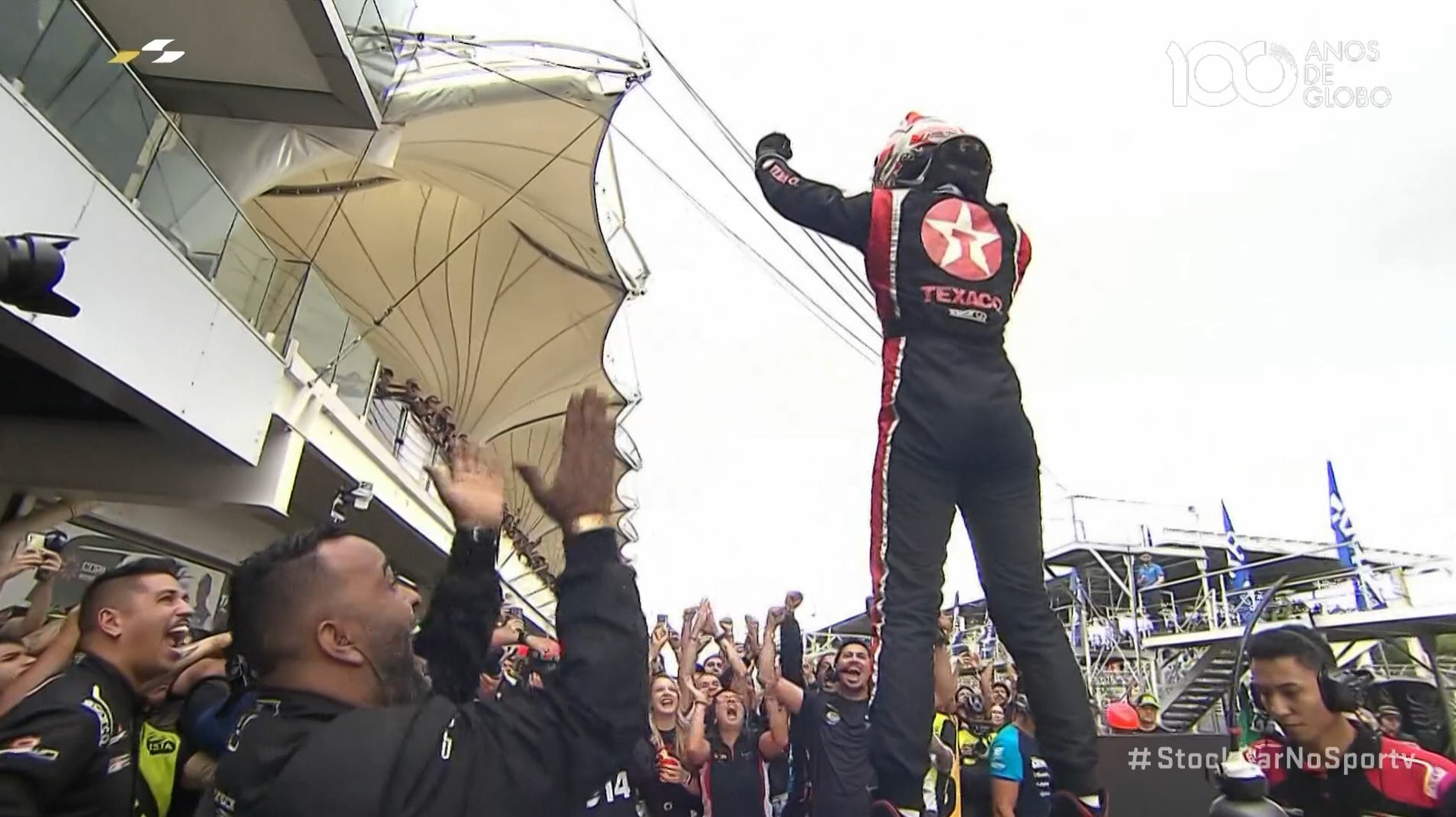 Em corrida eletrizante, Arthur Leist vence última prova da Stock Car no ano