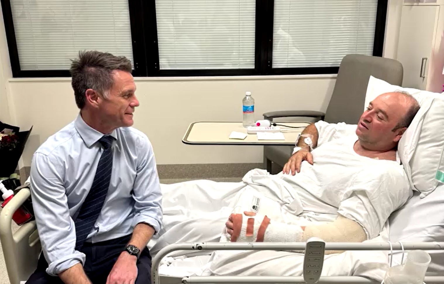 ‘Herói’ que desarmou assassino em praia em Sydney aparece em 1ª FOTO no hospital após cirurgia