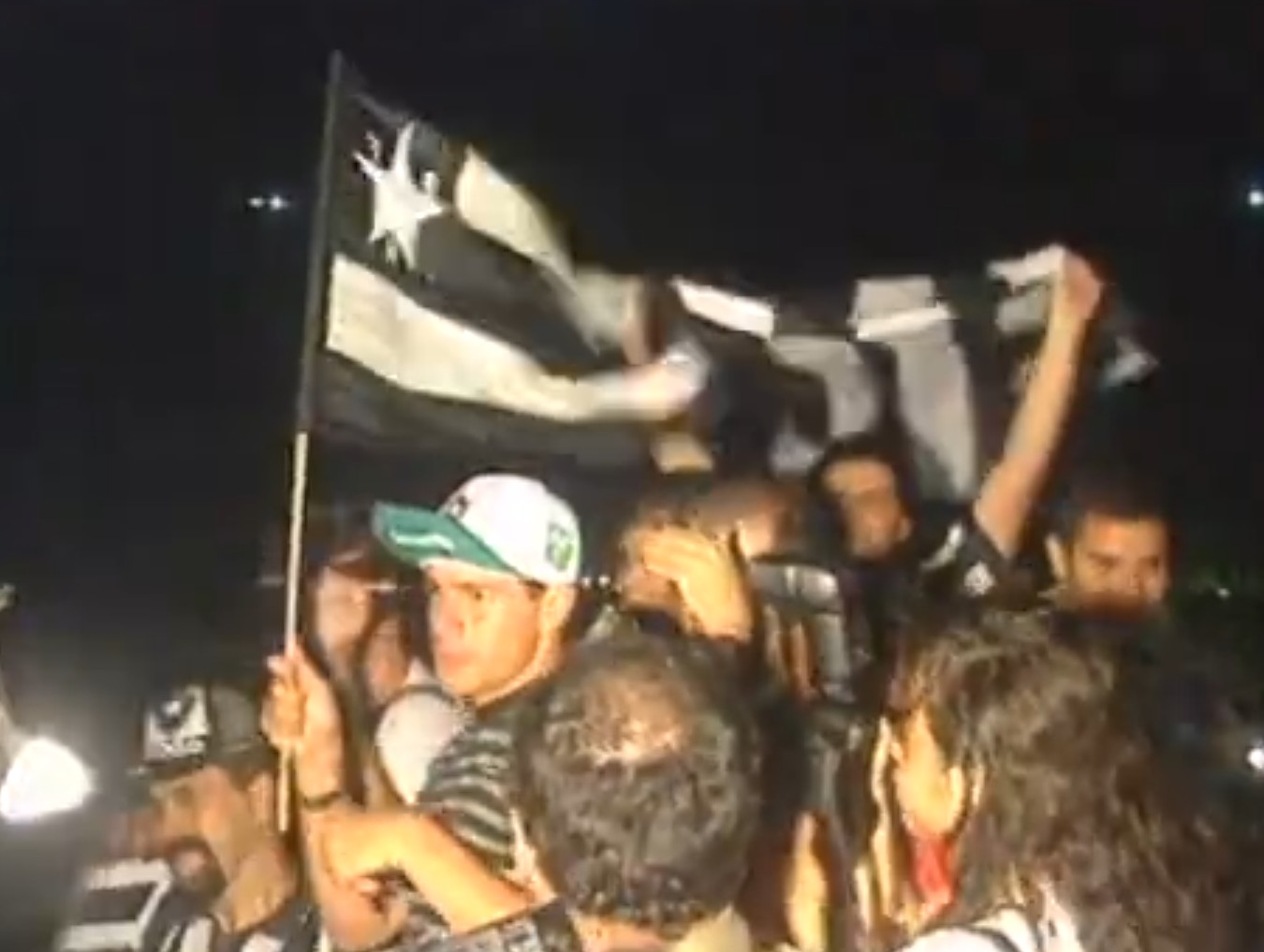 Avião superlotado e invasão à pista: como o Botafogo chegou ao Rio após conquistar o Brasileiro de 1995