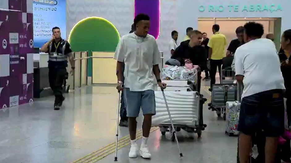 De muletas, Militão desembarca no Rio de Janeiro: “Prioridade é a Copa do Mundo”