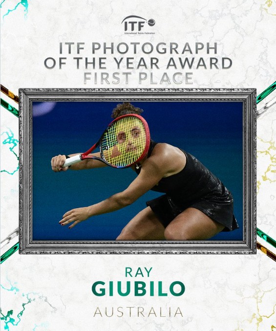 Foto de italiana com a raquete fazendo efeito de máscara é eleita a melhor do tênis em 2025; veja