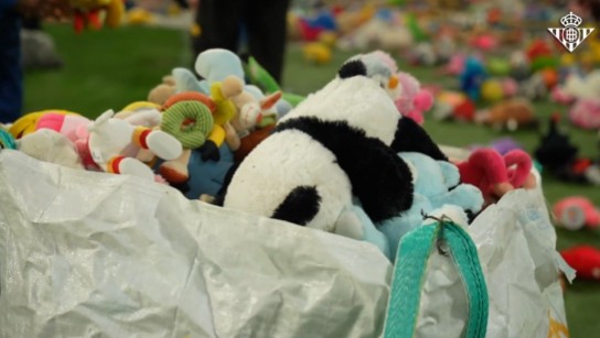 Torcida do Betis doa milhares de bichos de pelúcia em tradição natalina na Espanha