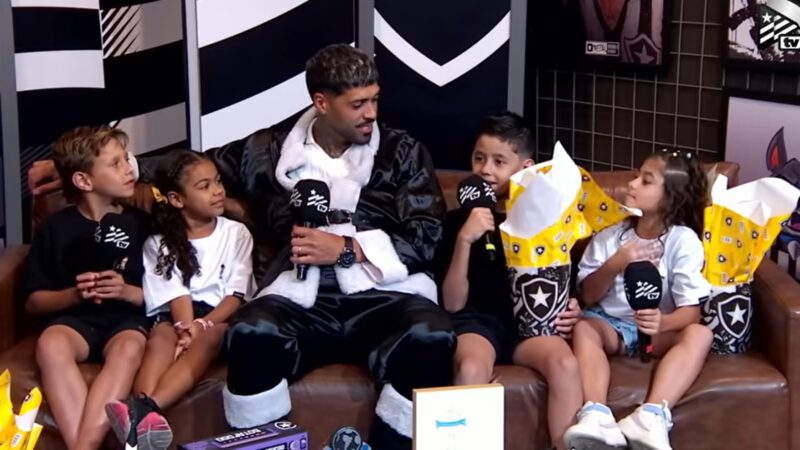 Barboza se veste de Papai Noel e presenteia torcedores do Botafogo: “Tem uma primeira vez para tudo”
