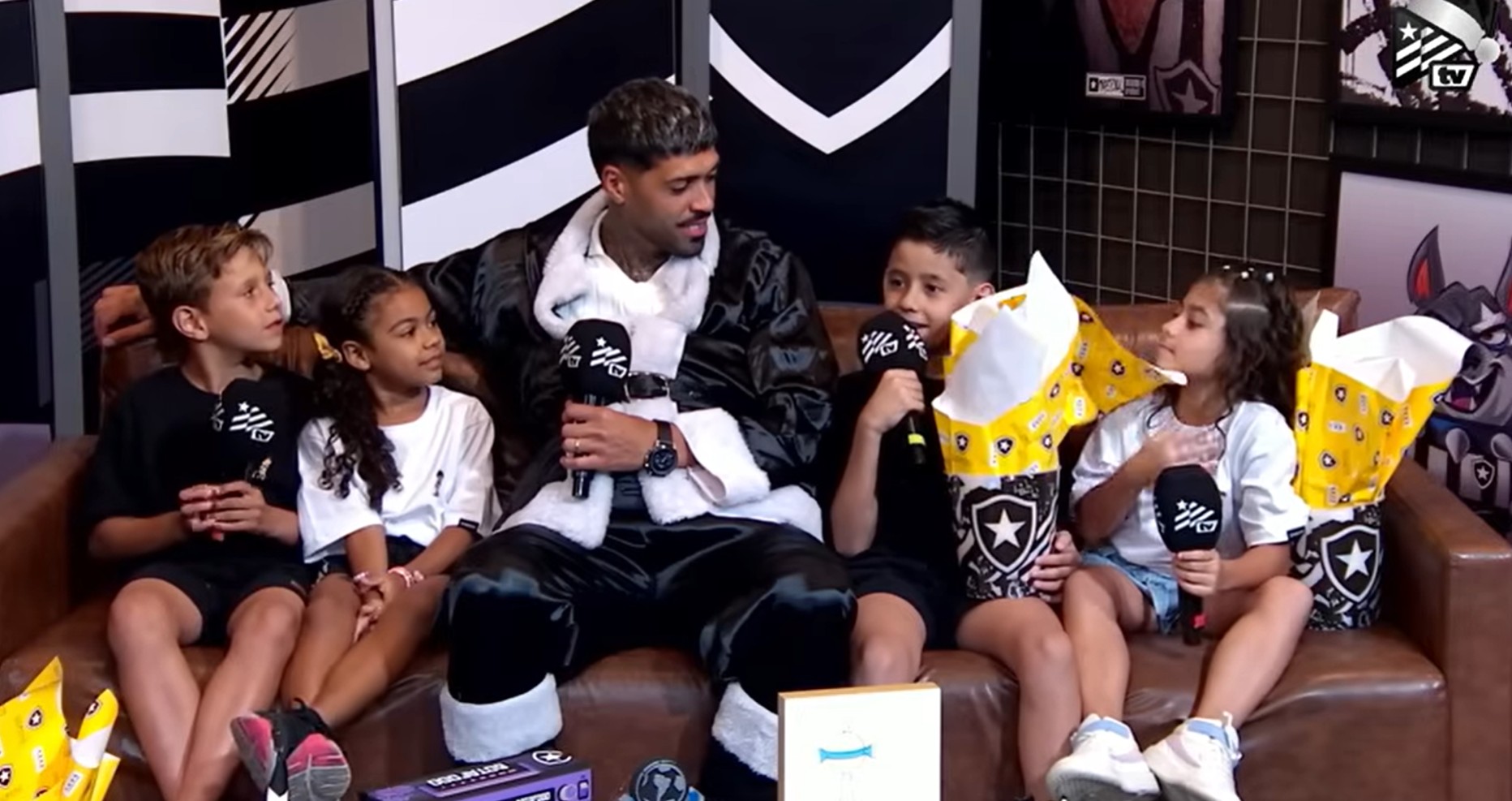 Barboza se veste de Papai Noel e presenteia torcedores do Botafogo: “Tem uma primeira vez para tudo”