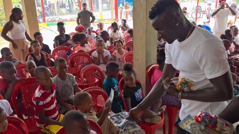 Artilheiro do Athletico, Viveros distribui alimentos e brinquedos no Natal na Colômbia; veja o vídeo