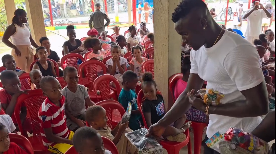 Artilheiro do Athletico, Viveros distribui alimentos e brinquedos no Natal na Colômbia; veja o vídeo