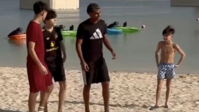 Lamine Yamal joga futebol com crianças em praia de Dubai; veja vídeo