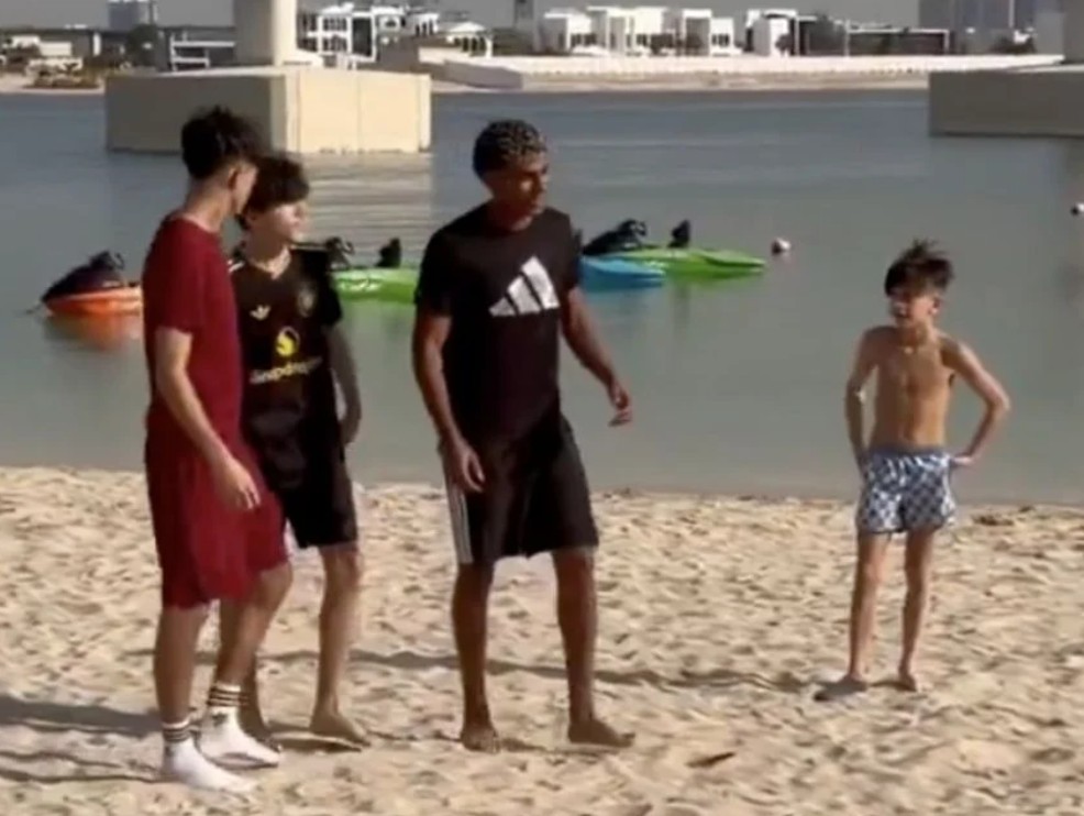 Lamine Yamal joga futebol com crianças em praia de Dubai; veja vídeo
