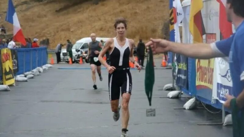 Triatleta é encontrada morta após desaparecer em incidente com tubarão durante treino nos EUA