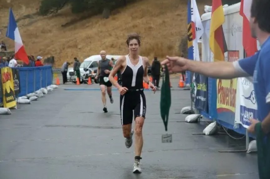 Triatleta é encontrada morta após desaparecer em incidente com tubarão durante treino nos EUA