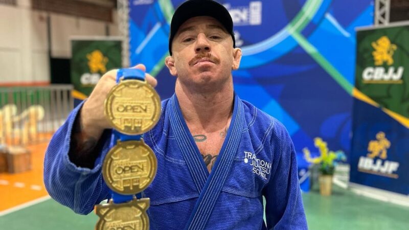 Vice-campeão mundial de jiu-jitsu transforma garagem em projeto social em SC