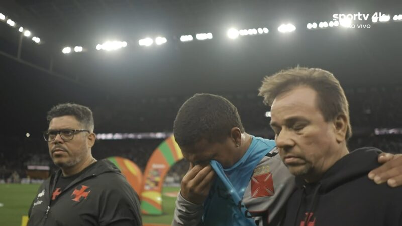 Mateus Carvalho sente joelho no aquecimento antes de Corinthians x Vasco e sai chorando; veja