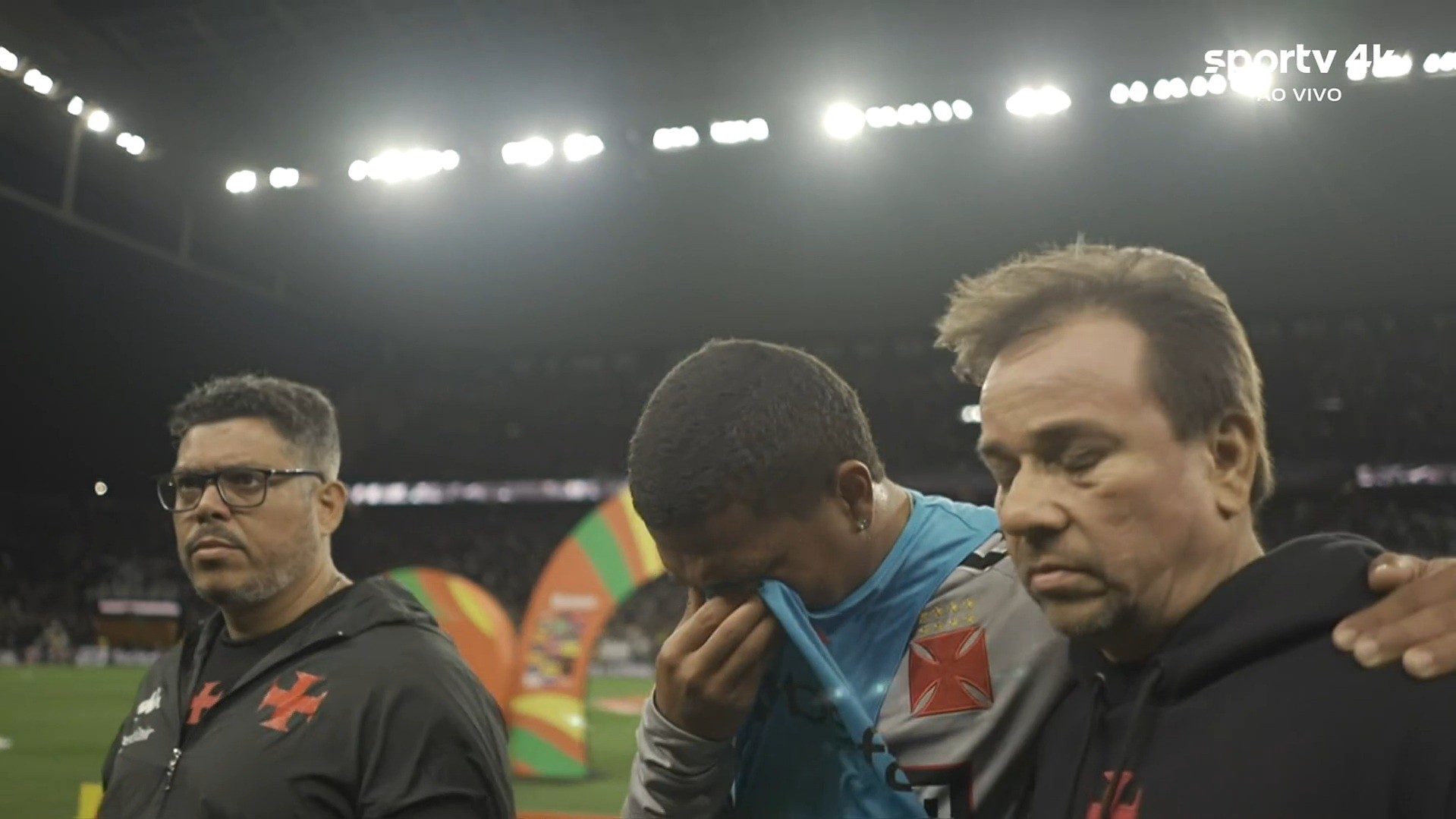 Mateus Carvalho sente joelho no aquecimento antes de Corinthians x Vasco e sai chorando; veja