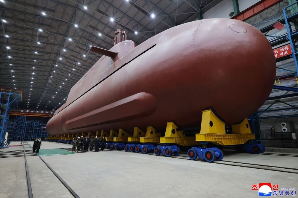 Coreia do Norte testa novo míssil, e Kim Jong Un exibe submarino em construção