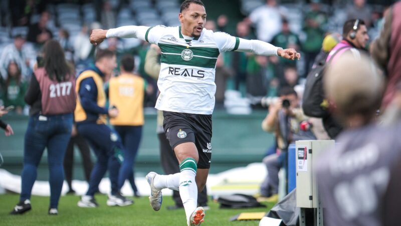 Ceará tem conversas com lateral Alex Silva, que estava o Coritiba