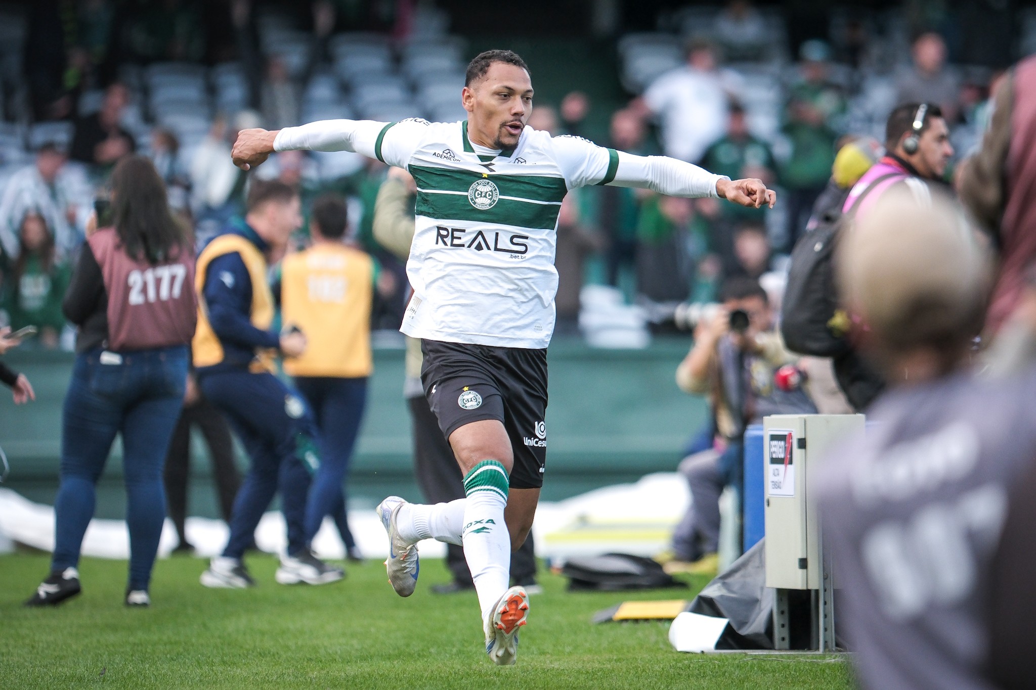 Ceará tem conversas com lateral Alex Silva, que estava o Coritiba