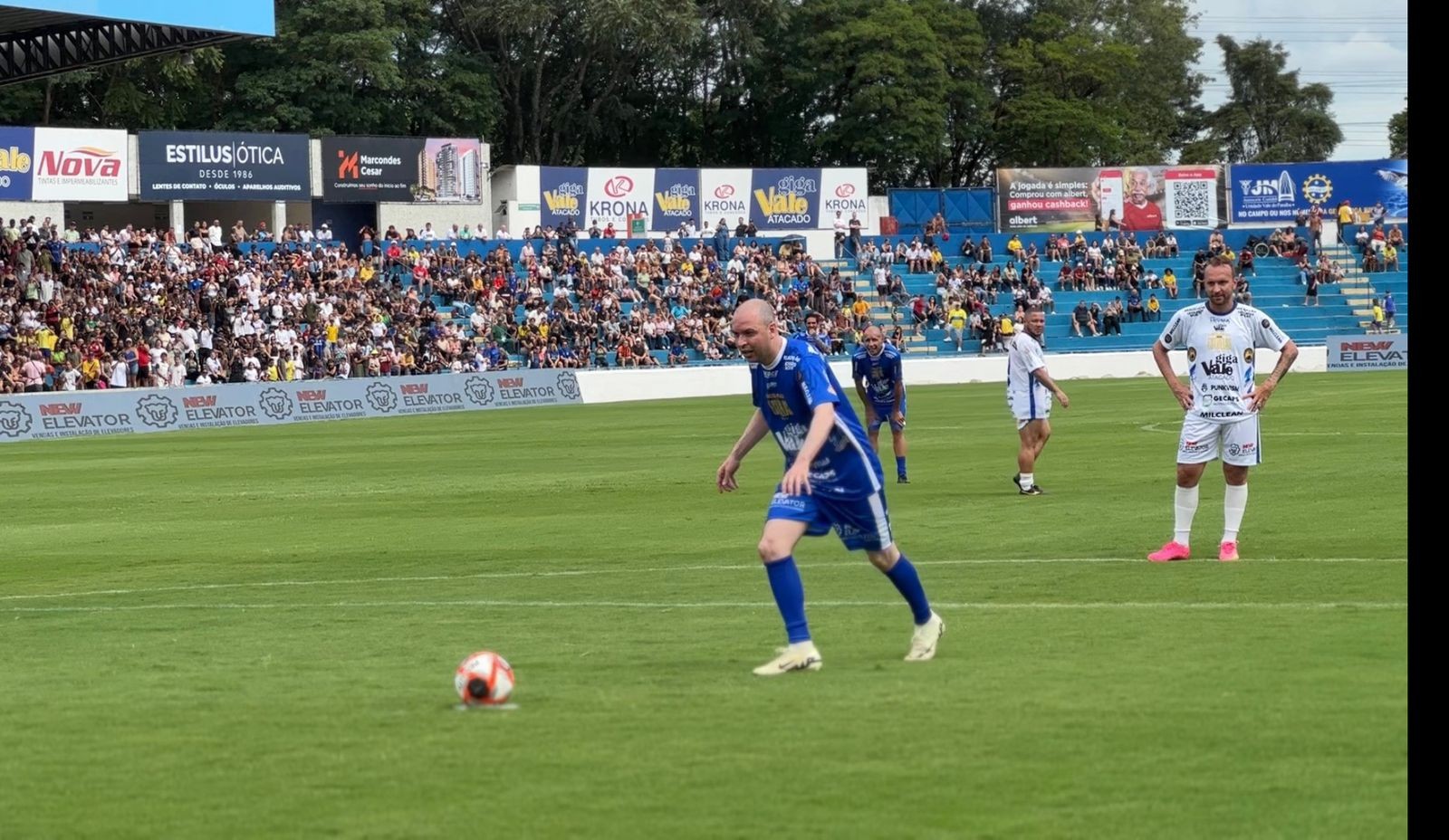 Romário, Frei Gilson e outras celebridades participam de jogo solidário em São José dos Campos