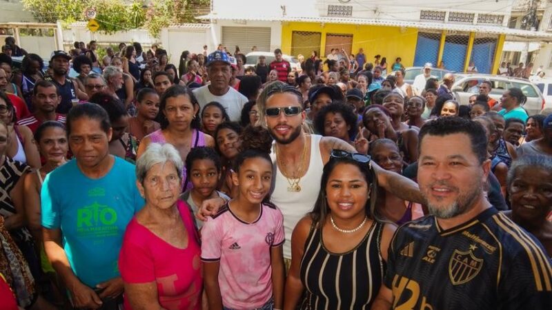 Volante do Atlético-MG, Alexsander promove evento de Natal em comunidade onde cresceu no Rio