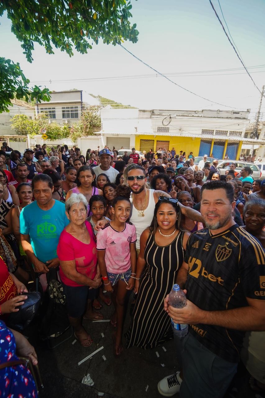 Volante do Atlético-MG, Alexsander promove evento de Natal em comunidade onde cresceu no Rio