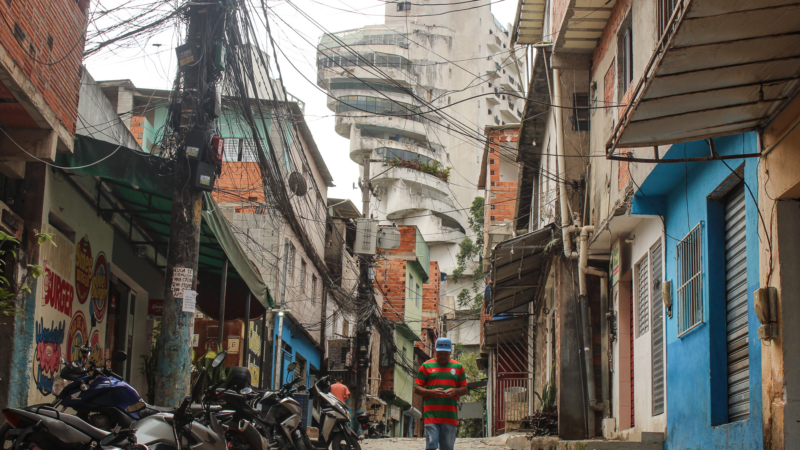 8 de cada 100 moradores do estado de SP vivem em favelas, diz IBGE