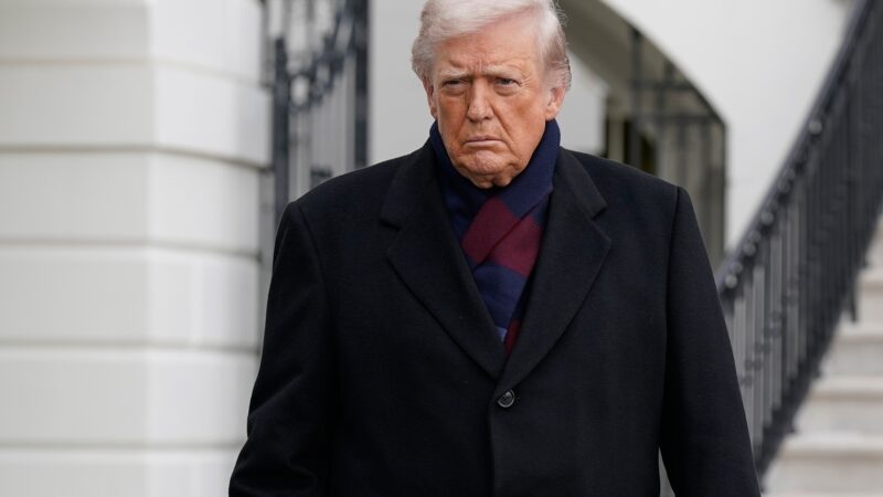 É #FAKE foto de Trump caminhando com andador; imagem foi criada com inteligência artificial