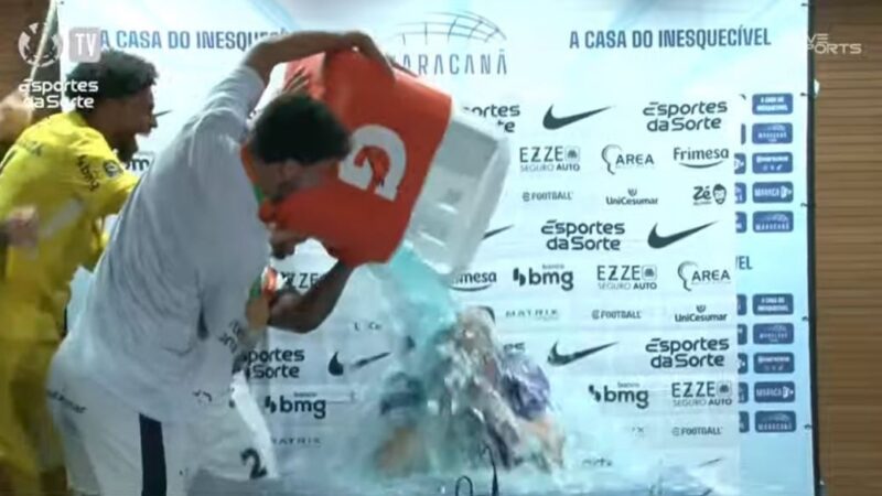Dorival leva banho de gelo de jogadores durante entrevista após título do Corinthians; veja vídeo
