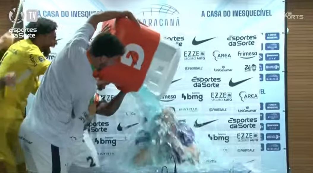 Dorival leva banho de gelo de jogadores durante entrevista após título do Corinthians; veja vídeo