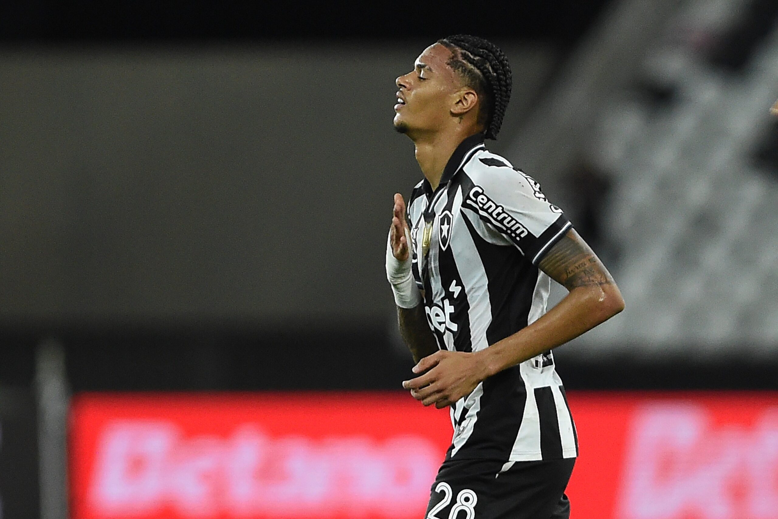 Botafogo recusa proposta de empréstimo do Vitória pelo volante Newton