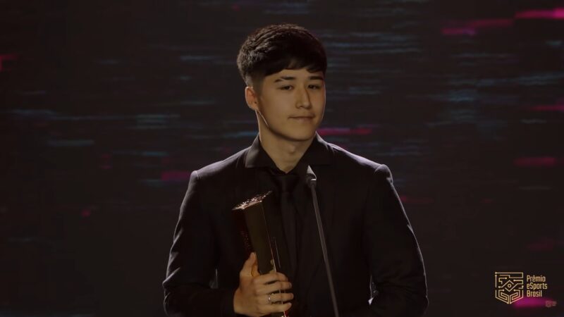 PeB 2025: Edinho vence como melhor atleta de mobile games