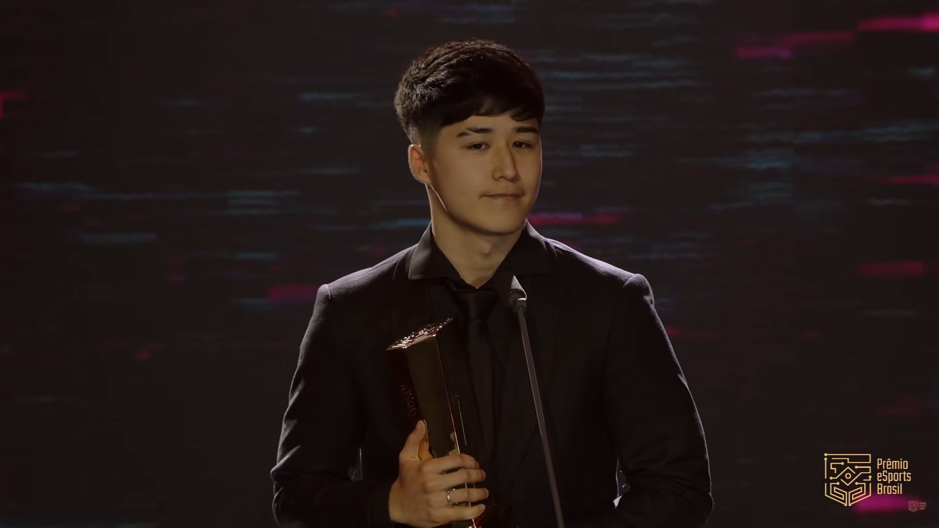 PeB 2025: Edinho vence como melhor atleta de mobile games