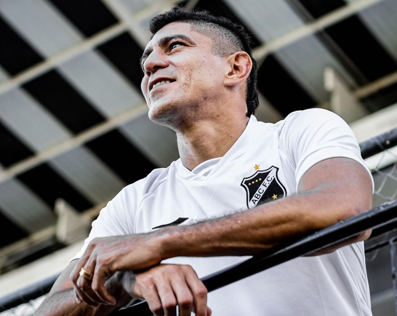 Edson escapa de punição no STJD após agressão em jogo da Série B