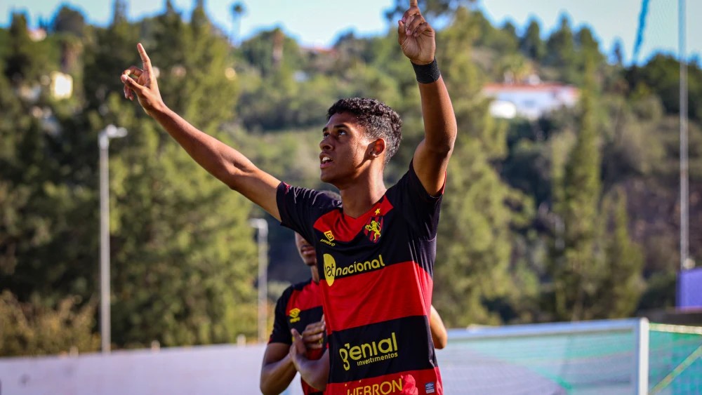 Conheça o atacante Enzo, filho de Vagner Love e reforço do Coritiba