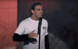 Reincidente, Leo Lins debocha da morte de jovem atacado por leoa