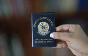 O que é a Carteira Nacional de Docente, documento que beneficia 2 milhões de professores no Brasil