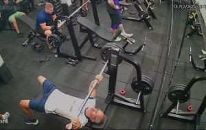 VÍDEO: homem morre após ser atingido por barra de supino em academia