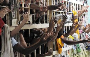 Agentes penais estão em condições precárias de saúde, aponta estudo