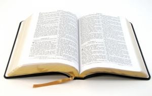 Bíblia “estatal”? Projeto de lei encontra resistência entre igrejas e especialistas