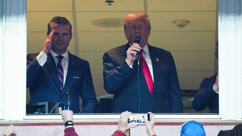 Governo Trump admite ataque a sobreviventes de barco venezuelano afundado, mas protege secretário de Defesa