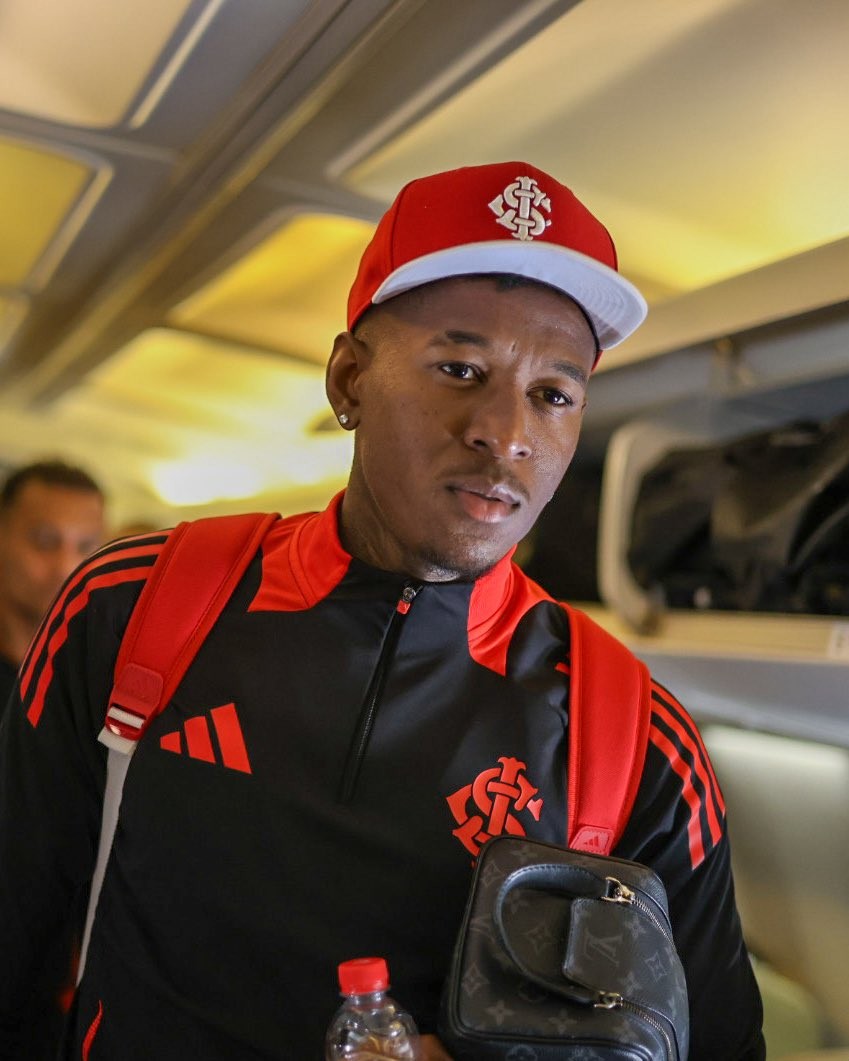 Vitão volta ao radar do Flamengo, que vê concorrência crescer e precisa convencer o zagueiro