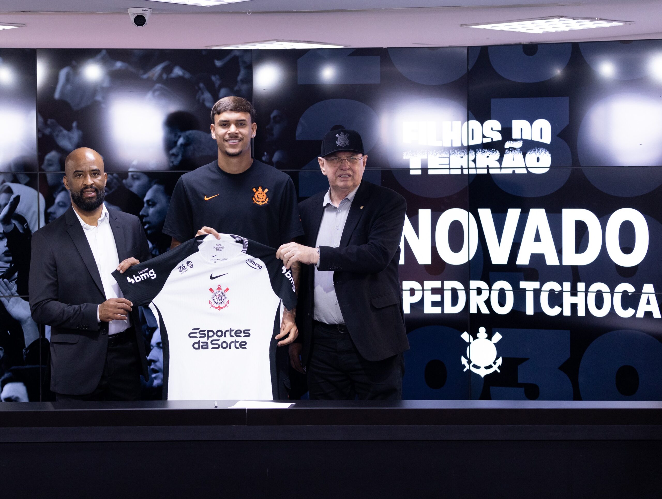 Corinthians renova contrato de zagueiro João Pedro Tchoca até novembro de 2030